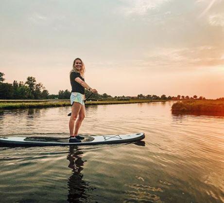 saskia op een sup op het water